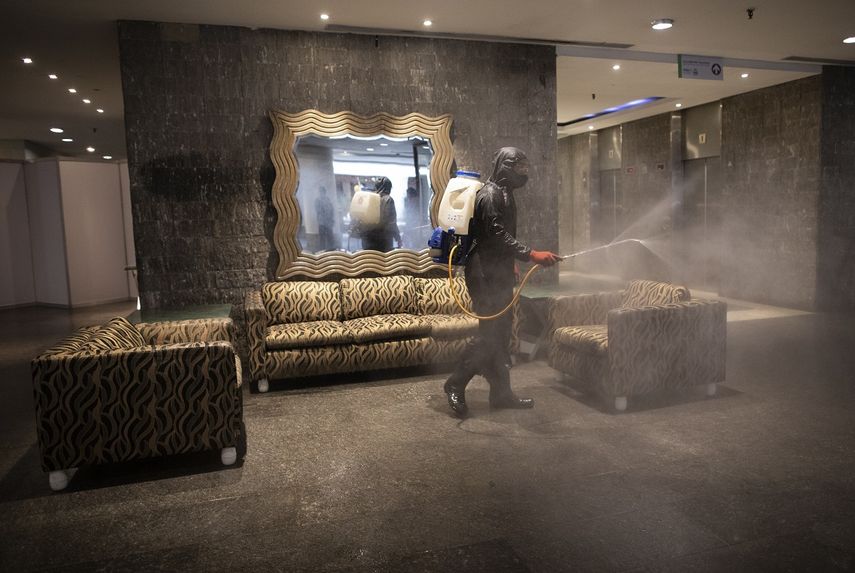 Un trabajador municipal desinfecta el vestíbulo del hotel Alba el miércoles 7 de abril de 2021, el cual será utilizado para atender a pacientes con COVID-19, en Caracas, Venezuela.&nbsp;