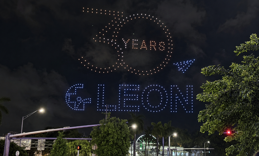 Quinientos drones dibujaron en el cielo de Miami el emblema conmemorativo por las tres décadas de Leon Medical Centers.