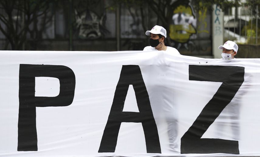 Excombatientes de las FARC y activistas sociales participan en una marcha para exigir que el gobierno les garantice su derecho a la vida y cumpla con el acuerdo de paz de 2016, el domingo 1 de noviembre de 2020, en Bogotá.&nbsp;