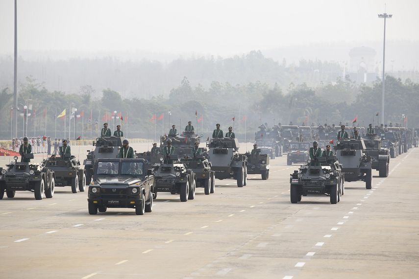 Personal militar participa en un desfile durante el Día de las Fuerzas Armadas, en Naipyidó, Myanmar, el sábado 27 de marzo de 2021.&nbsp;