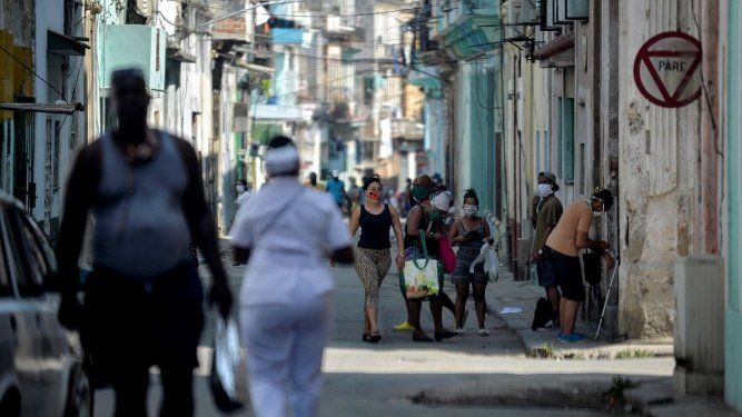 Los cubanos, obligados a salir a las calles a buscar qué comer.