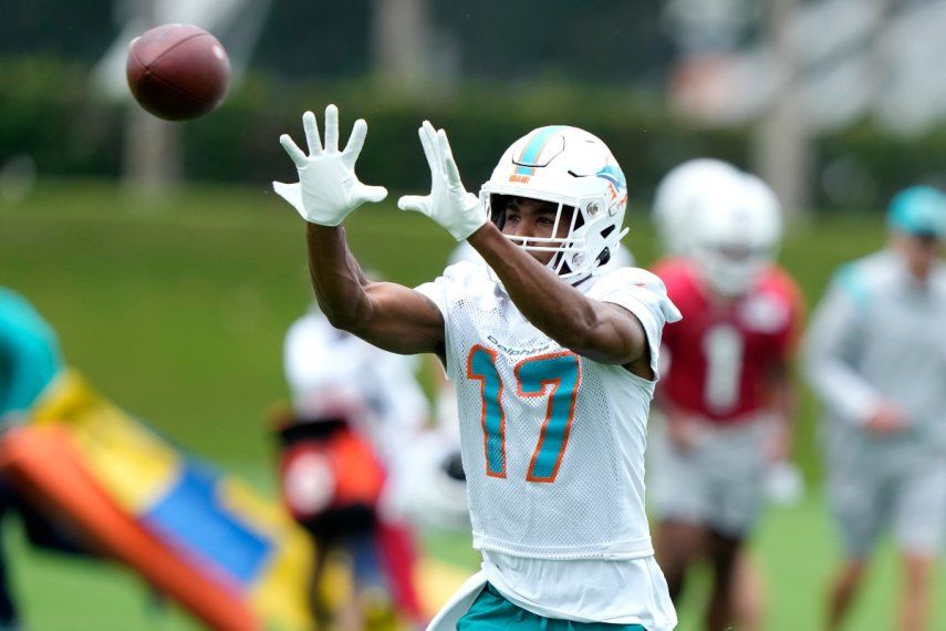 El wide receiver de los Dolphins de Miami, Jaylen Waddle (17), durante un entrenamiento del equipo, el 26 de julio de 2023.