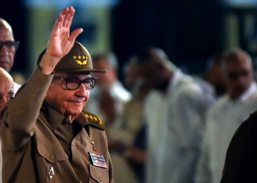 El dictador cubano Raúl Castro saluda durante un evento partidario en Santiago de Cuba.