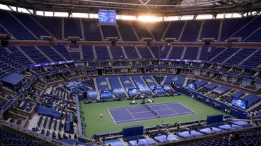 En esta imagen de archivo, tomada el 13 de septiembre de 2020, el alemán Alexander Zverev (izquierda) devuelve la pelota al austríaco Dominic Thiem en la final masculina del Abierto de Estados Unidos, que se disputó sin público, en Nueva York
