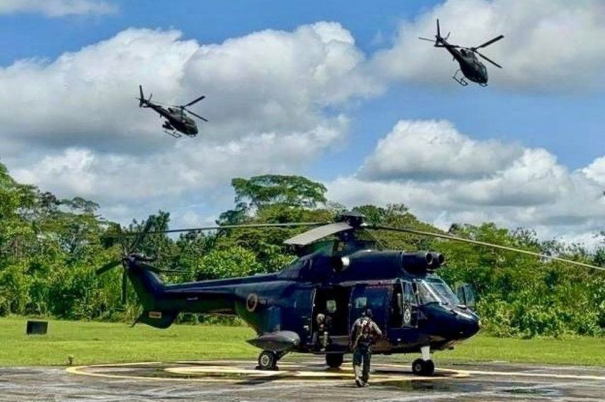 Soldados ecuatorianos iniciando una operación militar con helicópteros en las regiones amazónicas del país.
