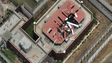 Vista aérea de la cárcel de máxima seguridad conocida como La Roca muestran el daño que sufrió parte del techo luego que las autoridades hicieran la explosión controlada de un dron cargado de explosivos que iba a ser usado para un atentado.
