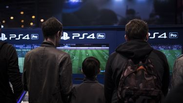 En esta foto del 3 de noviembre del 2017, visitantes juegan el videojuego FIFA 18 en Playstation 4 Pro (PS4) en la Semana de Juegos de Par&iacute;s.