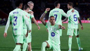 El brasileño Raphinha (centro), del Barcelona, celebra luego de anotar el segundo gol de su equipo ante el Mallorca, el 3 de diciembre de 2024.