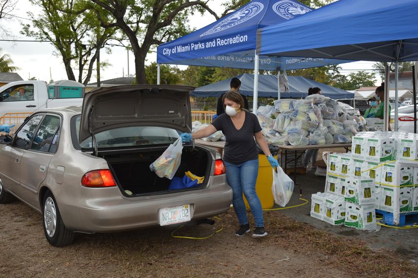 Cientos&nbsp;de voluntarios entregan alimentos a necesitados en Miami.