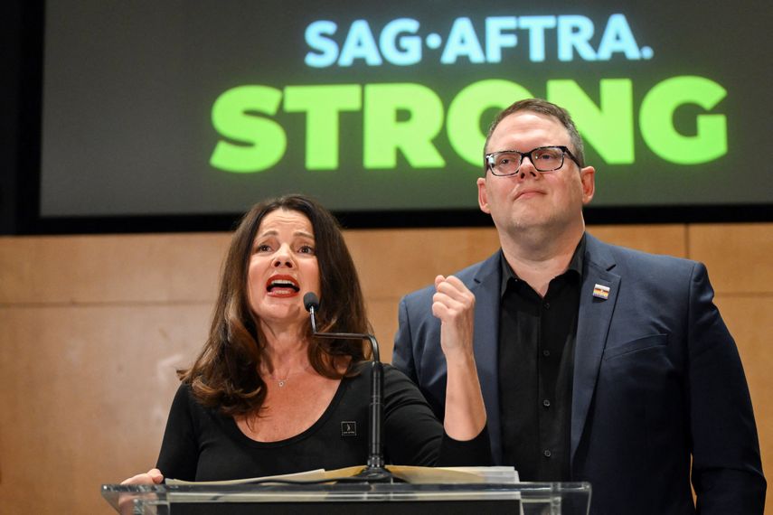 La presidenta de SAG-AFTRA, Fran Drescher, junto a Duncan Crabtree-Ireland, director ejecutivo y negociador jefe de SAG-AFTRA, hablan durante una conferencia de prensa tras el final de la huelga de actores en Los Ángeles, California, en noviembre. 10 de noviembre de 2023. &nbsp;