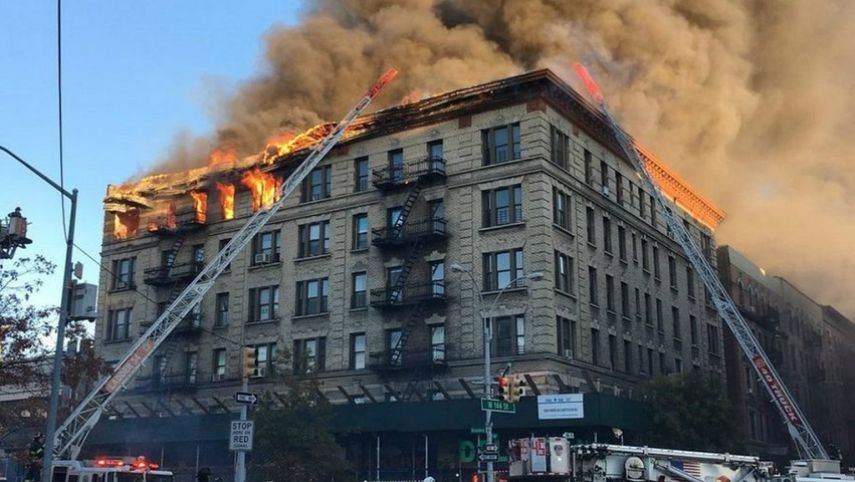 Usuarios de las redes sociales han posteado fotos del incendio en Manhattan.