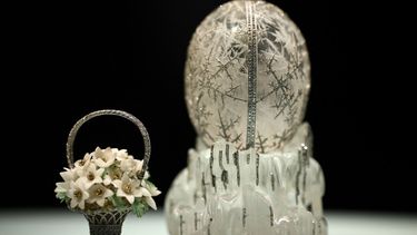 El Huevo de Invierno de Fabergé, encargado por el ex emperador ruso Nicolás II como regalo de Pascua a su madre en 1913, se exhibe durante una vista previa para los medios de comunicación en la casa de subastas Christies en el centro de Londres el 27 de noviembre de 2025.