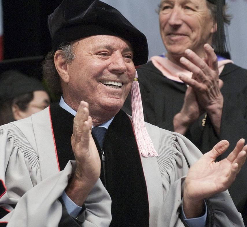 El cantante español Julio Iglesias recibe un diploma honorífico del Berklee College of Music durante una ceremonia de graduación en Boston, Massachusetts. (EFE)