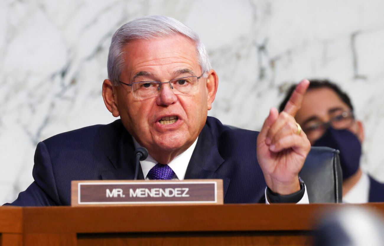 El senador Robert Menéndez, demócrata por Nueva Jersey, durante una audiencia de la Comisión de Asuntos de Vivienda, Bancarios y Urbanos del Senado. El senador Robert Menéndez, demócrata por Nueva Jersey, durante una audiencia de la Comisión de Asuntos de Vivienda, Bancarios y Urbanos del Senado.