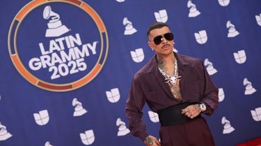 El cantautor puertorriqueño Rauw Alejandro asiste a la 26.ª edición de los Premios Latin Grammy en el MGM Grand Garden Arena de Las Vegas, Nevada, el 13 de noviembre de 2025.