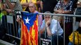 Un manifestante sostiene una pancarta durante una manifestación para conmemorar el quinto aniversario de un referéndum de independencia que marcó el punto culminante de su movimiento en Cataluña para separarse del resto de España, en Barcelona, España.