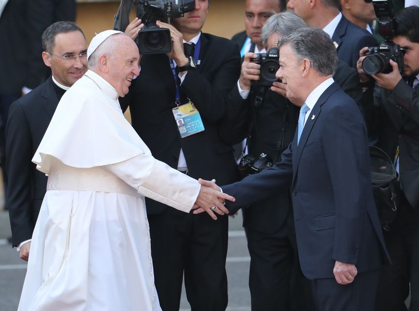 El presidente de Colombia, Juan Manuel Santos (i), recibe al papa&nbsp;Francisco(d) a su llegada a la Casa de Nariño.&nbsp;