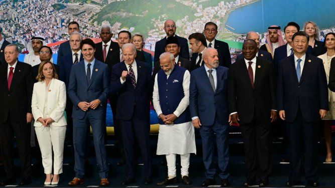 Los líderes que asisten a la reunión sobre Desarrollo Sostenible y Transición Energética posan para una foto grupal después de la tercera sesión de la Reunión de Líderes del G20 en Río de Janeiro, Brasil, el 19 de noviembre de 2024.