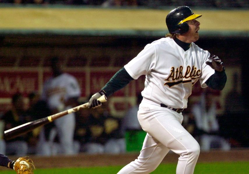 &nbsp;Jeremy Giambi, exgrandeliga de los Atléticos de Oakland, conecta un jonrón ante los Marineros de Seattle, el 16 de abril de 2002