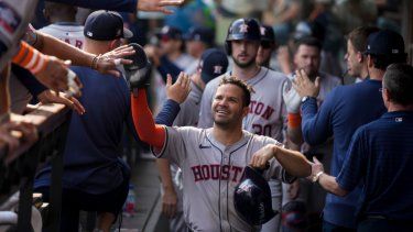 El segunda base de los Astros de Houston, el venezolano Jose Altuve es felicitado por sus compañeros tras anotar en la octava entrada frente a los Rockies de Colorado en la Ciudad de México el domingo 28 de abril del 2024.&nbsp;