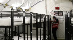 Imagen de archivo. En esta fotografía del 9 de julio de 2019, un miembro del personal trabaja en un centro de detención para migrantes en Carrizo Springs, Texas. 