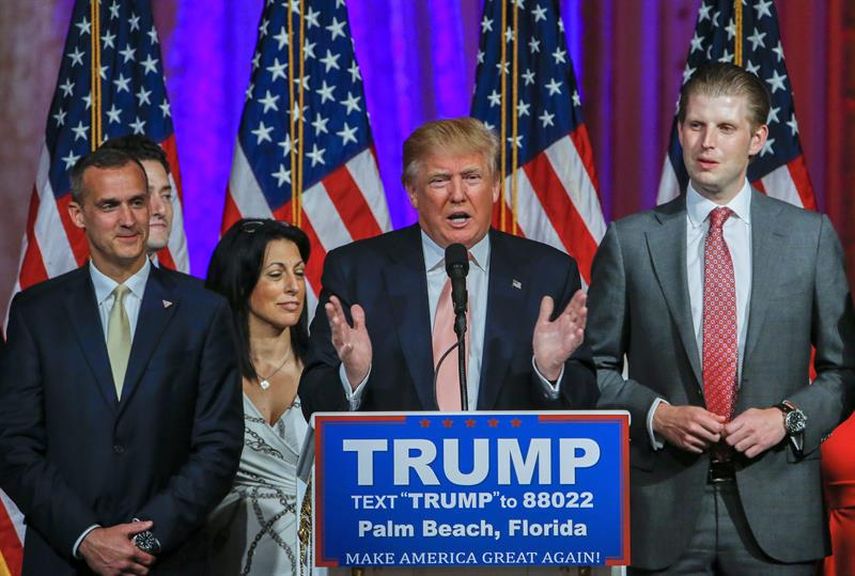 A la izquierda de la foto, Corey Lewandowski al lado del candidato Donald Trump durante un acto de campaña celebrado el pasado 16 de marzo en Palm Beach (EFE)