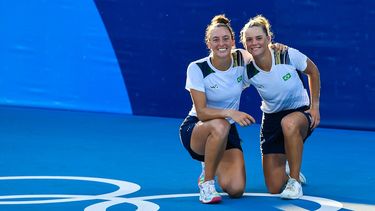 Las brasileñas Laura Pigossi (derecha) y Luisa Stefani posan después de que derrotaron a la pareja rusa Veronika Kudermetova y Elena Vesnina para ganar el partido por el oro de tenis de dobles femenino de los Juegos Olímpicos de Tokio 2020
