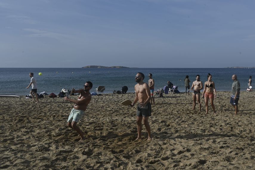 La gente juega en una playa cerca de Atenas, Grecia, el 10 de enero de 2021, ya que las temperaturas superan los 20 grados centígrados. &nbsp;
