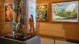 Un guardia de seguridad se refleja en la vitrina que encierra una escultura del artista armenio nacido en Geogia Ervand Kochar junto a la pintura La Barque du Paradis del artista francés Jean Viollier en la exposición Dans lappartement de Leonce Rosenberg - De Chirico, Ernst, Leger, Picabia en el Museo Picasso de París, en enero 29 de septiembre de 2024. &nbsp;