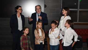 El jurista Asdrúbal Aguiar recibe el reconocimiento de la mano de Rayma Suprani (izq) y de Maria Eugenia Ulivi (der).&nbsp;