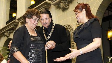 Nohemí Morales (izquierda), madre del cantautor guatemalteco Ricardo Arjona (centro) y la vicepresidenta de Guatemala, Roxana Baldetti (derecha), en la condecoración de la Orden del Quetzal al cantautor en un evento en Ciudad de Guatemala (Guatemala).