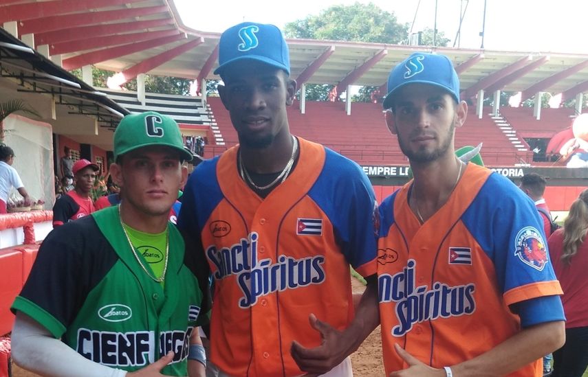 Tres peloteros cubanos abandonan equipo en Puerto Rico