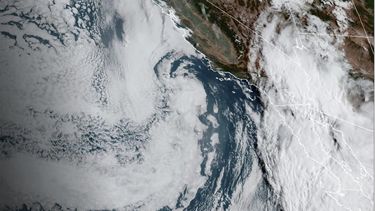 La tormenta Hilary se dirige hacia el noroeste de México por el Pacífico, de acuerdo con esta imagen satelital facilitada por la Oficina de la Administración Nacional Oceánica y Atmosférica de Estados Unidos (NOAA por sus siglas en ingles), tomada a las 11:38 horas tiempo del este de Estados Unidos, el sábado 19 de agosto de 2023.&nbsp;