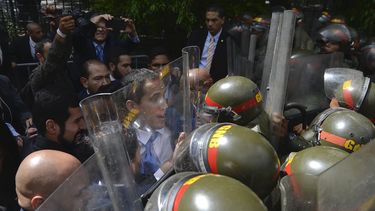 La Guardia Nacional le impide el paso al opositor Juan Guaidó, presidente de la Asamblea Nacional, para que no ingrese a ese complejo legislativo, en Caracas, Venezuela, el domingo 5 de enero de 2020. 