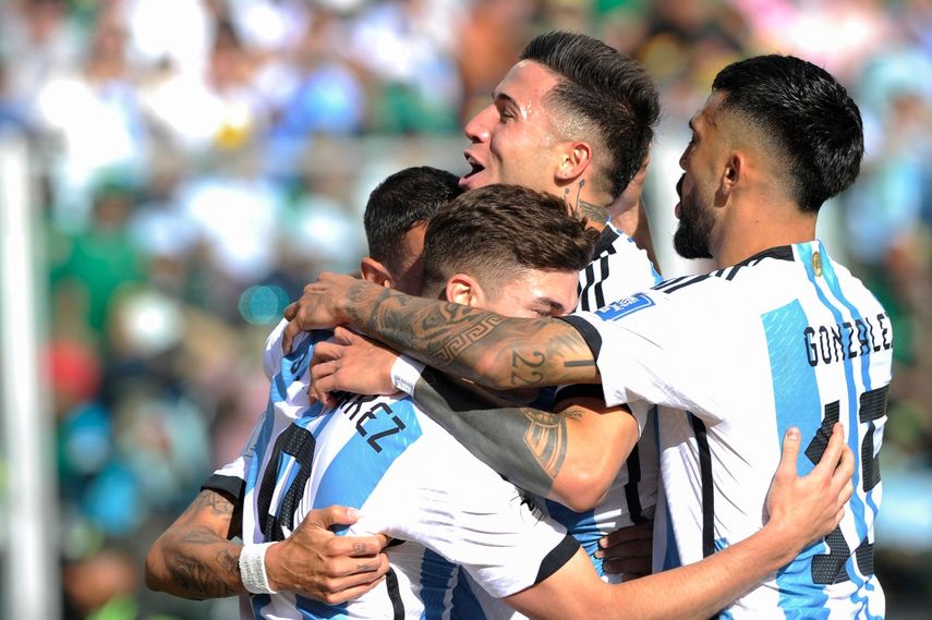 El mediocampista argentino Enzo Fernández (arriba) celebra con sus compañeros luego de anotar el primer gol de su equipo durante el partido de fútbol de las Eliminatorias Sudamericanas para la Copa Mundial de la FIFA 2026 entre Bolivia y Argentina, en el estadio Hernando Siles de La Paz, el 12 de septiembre de 2023.&nbsp;