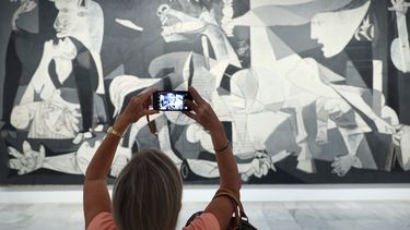 Una mujer fotografía la obra de Picasso Guernica durante la presentación de los actos conmemorativos del Año Picasso, en el Museo Reina Sofía, a 12 de septiembre de 2022, en Madrid, España. El ministro Miquel Iceta rechazó que se cancele al pintor por el trato a sus parejas.