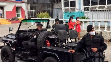 Numerosos reportes desde La Habana denuncian una fuerte presencia de fuerzas represivas en varios sitios específicos de la capital&nbsp;