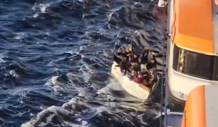 Un grupo de migrantes son rescatados por Celebrity Cruises en el Estrecho de Florida.