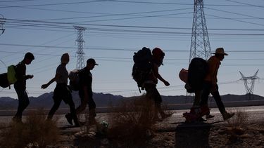 Migrantes centroamericanos a su paso por la ciudad de Mexicali, al norte de México, con rumbo a Tijuana.&nbsp;