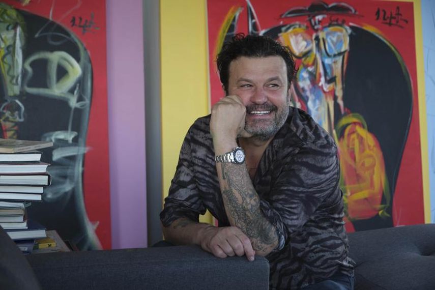 El artista español Domingo Zapata posa en su estudio en Nueva York el martes 15 de febrero de 2022.