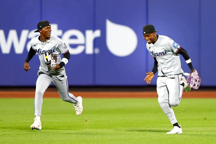 Los jardineros de los Marlins de Miami, Jazz Chisholm Jr., a la izquierda, y Nick Gordon, a la derecha, corren hacia el dugout durante la novena entrada, el martes 11 de junio de 2024, en Nueva York.