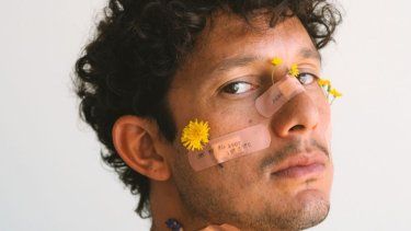 El cantante Carlos Neda convierte el dolor en arte con Oveja Negra