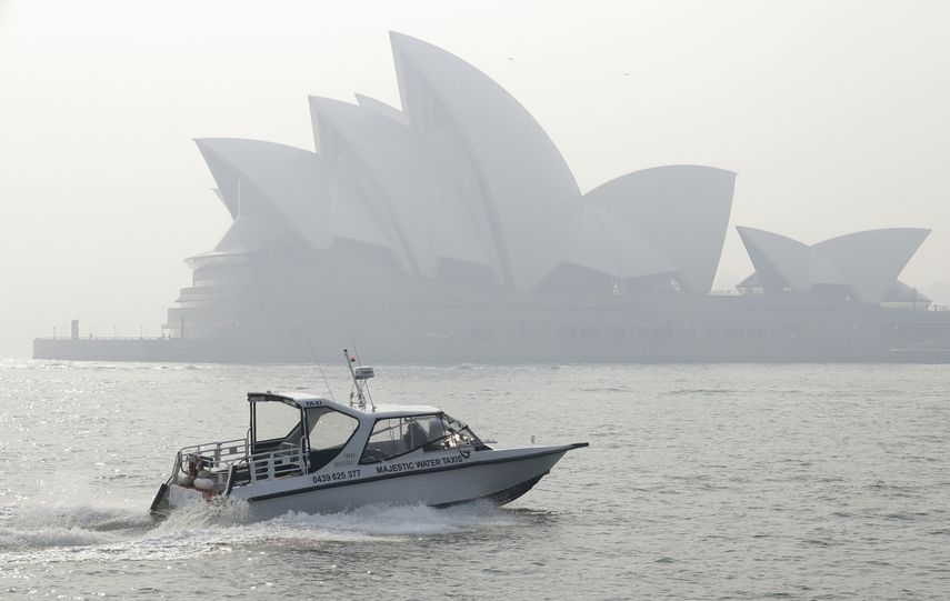 Un taxi acu&aacute;tico pasa en medio de una neblina por delante de la &Oacute;pera de Sydney, el jueves 21 de noviembre de 2019.&nbsp;