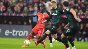 Sadio Mané (centro) del Bayern Múnich avanza con el balón frente a Amos Pieper del Werder Bremen en la Bundesliga, el martes 8 de noviembre de 2022. 