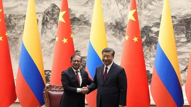 El presidente chino, Xi Jinping, a la derecha, le da la mano al presidente colombiano, Gustavo Petro, durante una ceremonia de firma en el Gran Palacio del Pueblo el 25 de octubre de 2023 en Beijing, China.