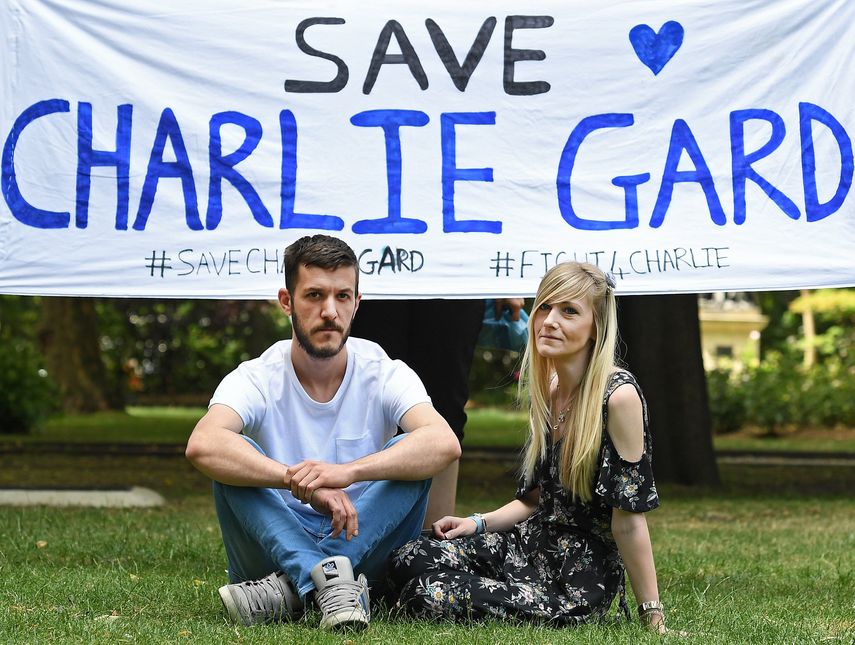Los padres de Charlie Gard, Chris Gard y Connie Yates posan para una foto fuera del Great Ormond Street Hospital en Londres, Gran Bretaña.