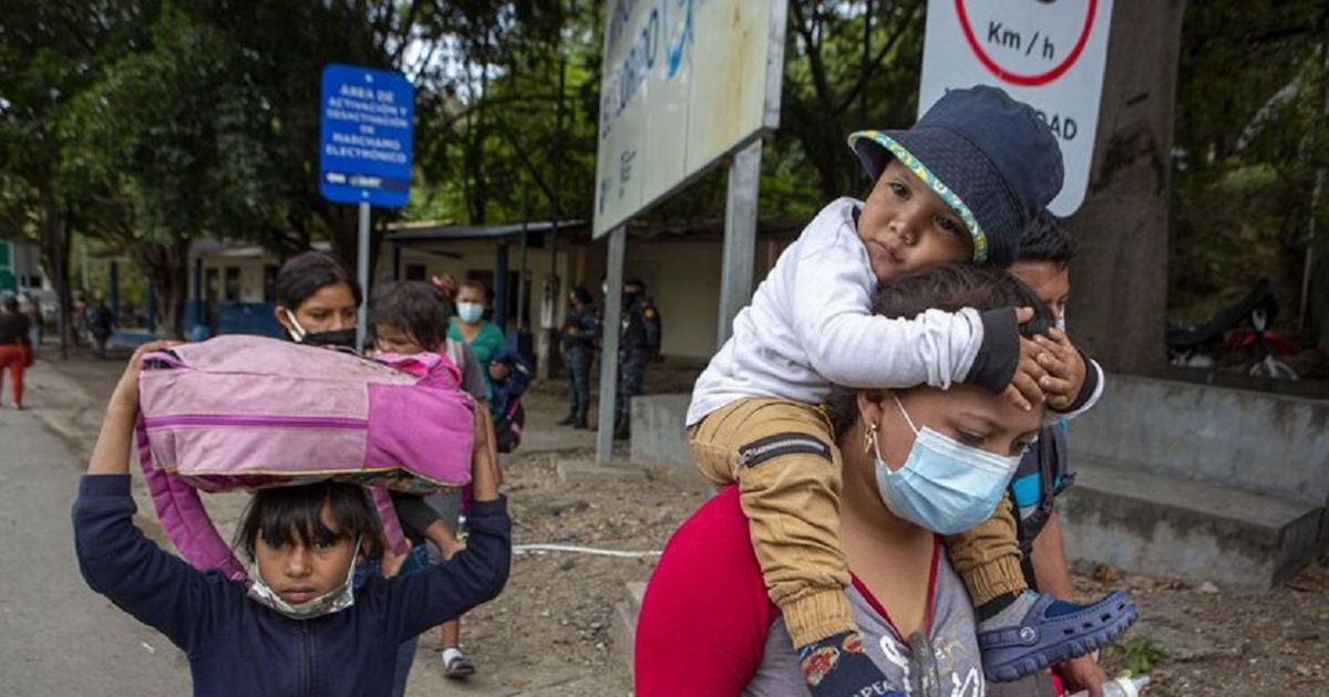 Guatemala retiene caravana de migrantes que sali de Honduras