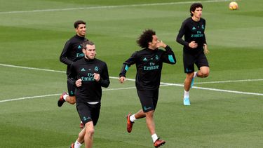 Bale (primero a la izquierda) sufrió otra lesión durante el entrenamiento del jueves del conjunto merengue.&nbsp;