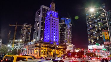 La Torre de la libertad de Miami se ilumina con los colores de la bandera nacional de Ucrania.&nbsp;