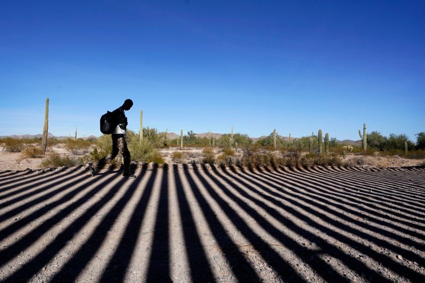 Un migrante cerca de la frontera que separa a Arizona de México, el 15 de diciembre de 2023.
